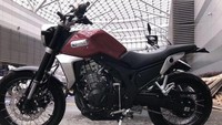 Yang menarik, ZF-KY membenamkan mesin 500cc 2 silinder di motor berkonsep retro-modern ini, sehingga bagian mesin jadi terlihat sangat kekar dan padat. Bagian rangka sendiri menggunakan model twinspar, dengan subframe teralis yang terkekspos jelas. Foto: Newmotor.com.cn
