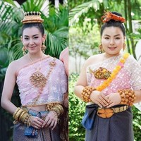 Sine memarodikan gaya aktris Thailand, Ranee Campen, yang mengenakan kostum tradisional negeri mereka. Dia memakai kalung dan ikat pinggang dari ikan dan bahan makanan lainnya sebagai aksesori. Foto: Instagram @framsook_lek_lek