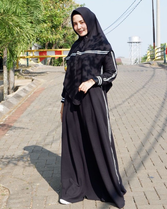 Kisah cinta Lilis Yamaini dan Atep Rizal bersemi di lapangan bola saat sang kapten masih bermain untuk Persija. Rupanya Lilis dulu seorang Jackmania sebelum kini menjadi Bobotoh. Foto: Instagram @nakeishalilis7