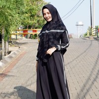 Kisah cinta Lilis Yamaini dan Atep Rizal bersemi di lapangan bola saat sang kapten masih bermain untuk Persija. Rupanya Lilis dulu seorang Jackmania sebelum kini menjadi Bobotoh. Foto: Instagram @nakeishalilis7