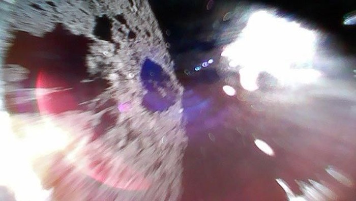 Hayabusa 2, wahana antariksa Jepang, saat tiba di asteroid bernama Ryugu. Foto: Twitter/haya2e_jaxa Hayabusa 2, wahana antariksa Jepang, saat tiba di asteroid bernama Ryugu. Foto: Twitter/haya2e_jaxa