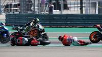 Lorenzo terseret di aspal usai terjatuh dari atas Ducati-nya. (REUTERS/Heino Kalis)