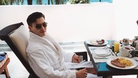 Ia menyandang dua gelar lantaran berhasil lulus dari jurusan keuangan dan psikologi. Tubuh atletisnya didapat karena ia rajin berenang, boxing, dan bermain ski.  Foto: Instagram dimashadilet