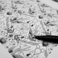 Terdapat sembilan motif Mickey dalam satu pola kain yang merepresentasikan usia karakter kartun gubahan Walt Disney dan  Ubbe Iwerks itu. Mickey pertama kali muncul dalam film animasi klasik Steamboat Willie yang dirilis pada 18 November 1928 silam. (Foto: Dok. Disney Indonesia)