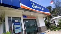 Yang menarik, untuk menunjang berbagai aktivitas ekonomi di sana tersedia satu buah mesin anjungan tunai mandiri (ATM).