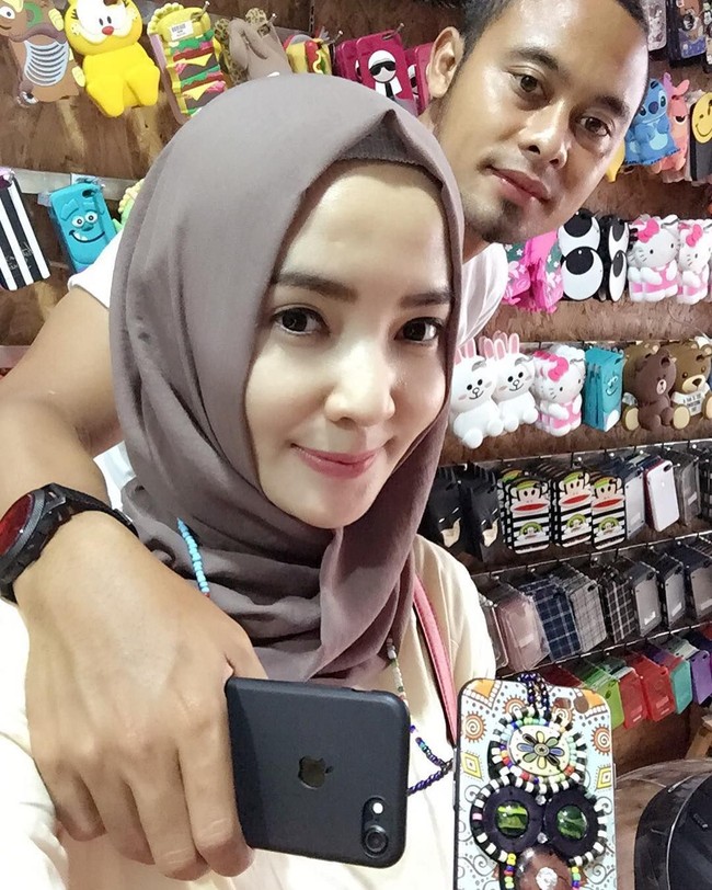 Inilah Lilis Yamaini, istri dari Kapten tim sepakbola Persib, Atep Rizal. Lilis saat ini bukan hanya dikenal sebagai istri pemain bola, tapi juga sudah eksis sebagai selebgram hijab. Foto: Instagram @nakeishalilis7
