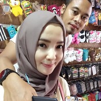 Inilah Lilis Yamaini, istri dari Kapten tim sepakbola Persib, Atep Rizal. Lilis saat ini bukan hanya dikenal sebagai istri pemain bola, tapi juga sudah eksis sebagai selebgram hijab. Foto: Instagram @nakeishalilis7