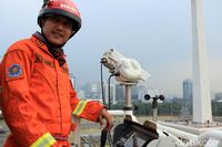 Rojanih yang mengoperasikan mesin (Randy/detikTravel)