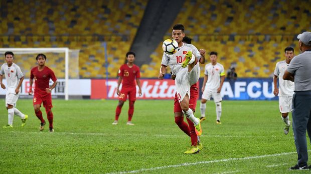 Timnas Indonesia U-16 tertinggal lewat tendangan bebas Khuat Van Khang di babak pertama.