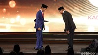 Presiden Joko Widodo (Jokowi) menerima penghargaan dari Ketua Umum Kamar Dagang dan Industri (Kadin) Indonesia. Apa yang diberikan Rosan ke Jokowi adalah Penghargaan Tokoh Pemerataan Pembangunan.