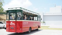 Untuk menuju ke lokasi patung tersebut, pengunjung bisa jalan kaki atau naik bus wisata yang telah disediakan. (Aditya Mardiastuti/detikTravel)