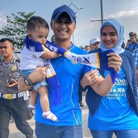 Ia memakai jersey biru dipadukan dengan outerwear dan celana jeans juga hijab segi empat biru muda. Foto: Instagram