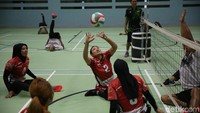 Mereka menelan menu latihan utama berupa permainan. Pelatih mematangkan latihan teknik lewat latih tanding tim putri dengan putra.
