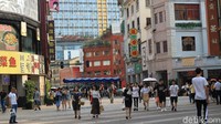 Di kawasan Beijing Road, kanan-kirinya dipenuhi berbagai macam pertokoan. Dari makanan-minuman, pakaian, hingga elektronik. Area ini pun jadi salah satu pusat belanja di Guangzhou (Andini/detikTravel)  