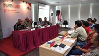 Direktur Marketing & Supply Chain Semen Indonesia, Adi Munandir (dua dari kiri), Sekretaris perusahaan, Agung Wiharto (dua dari kanan) dan Direktur Utama Semen Gresik, Mukhamad Saifudin (paling kiri) memberi paparan kepada investor pada acara Investor Sumimit. Istimewa