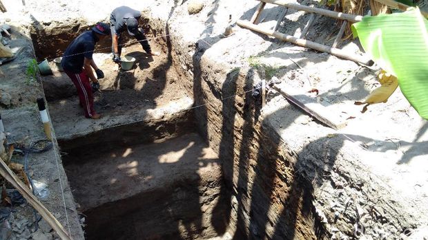 Arkeolog Mencari Kerajaan Mataram Kuno Tim Balai Arkeologi DI Yogyakarta (DIY) melakukan penggalian/ekskavasi di Dusun Balong Bayen itu untuk mencari pusat Kerajaan Mataram Kuno.