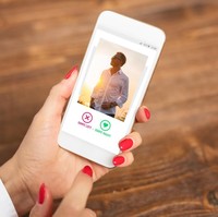 Foto di profil Tinder jadi salah satu faktor seseorang swipe kanan untuk memilih teman kencan yang ia sukai. Tapi ternyata profesi juga menjadi pertimbangan penting. Foto: dok. IStock