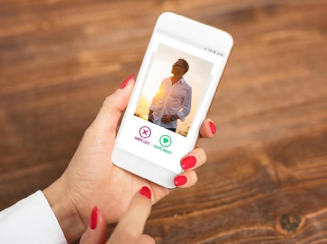 Foto di profil Tinder jadi salah satu faktor seseorang swipe kanan untuk memilih teman kencan yang ia sukai. Tapi ternyata profesi juga menjadi pertimbangan penting. Foto: dok. IStock