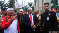 Anggota DPD RI Benny Ramdhani menemui demonstran.