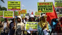 Massa yang tergabung dalam Front Perjuangan Rakyat menggelar aksi unjuk rasa di kawasan Monumen Nasional (Monas) dan di depan Kedutaan Besar Amerika Serikat, Jakarta, Senin (24/9/2018).