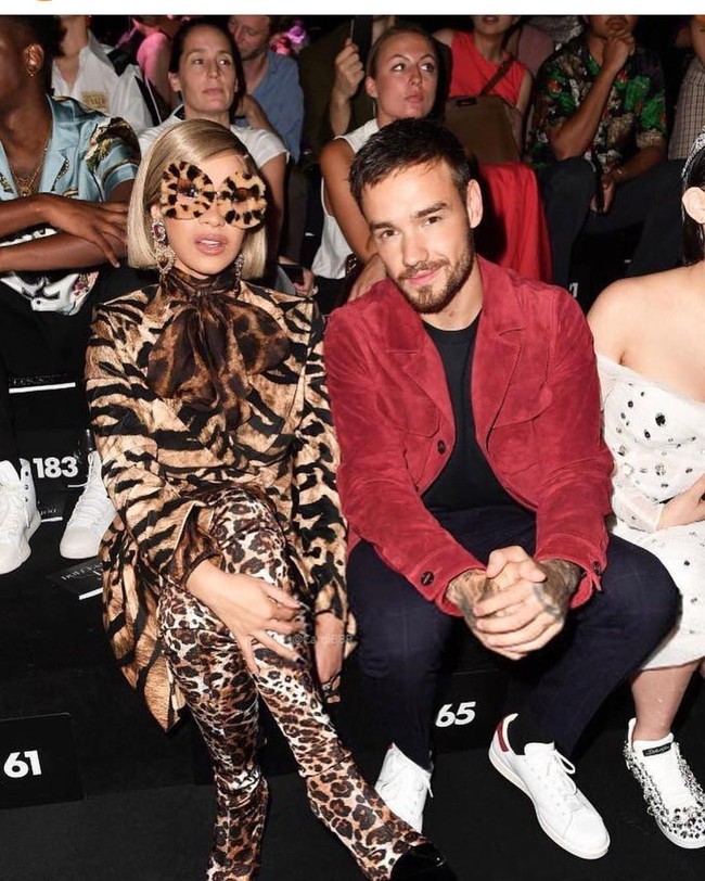 Cardi B bahkan memakai kacamata ikonik Dolce & Gabbana yang dibalut motif leopard berbulu. Foto: Dok. Instagram @iamcardib