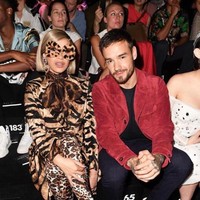 Cardi B bahkan memakai kacamata ikonik Dolce & Gabbana yang dibalut motif leopard berbulu. Foto: Dok. Instagram @iamcardib