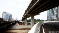 Sampai di Brigif, mobil berputar balik kembali menuju ke Antasari. Sama seperti sebelumnya, jalan menuju Antasari juga mulus. Sebagian besar jalan telah tertutup aspal sehingga mobil yang melintas tak mengalami guncangan yang berarti.