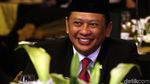 Momen Ketum Kadin Membungkuk dan Beri Penghargaan ke Jokowi