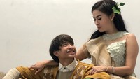 Banyak hadiah yang diberikan Iis Dahlia, seperti mobil dan juga dukungan karier bermusik. Dok. Instagram/isdadahlia