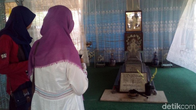 Mengunjungi Makam RMP Sosrokartono, Sang Jenius Kakak RA Kartini Mengunjungi Makam RMP Sosrokartono, Sang Jenius Kakak RA Kartini