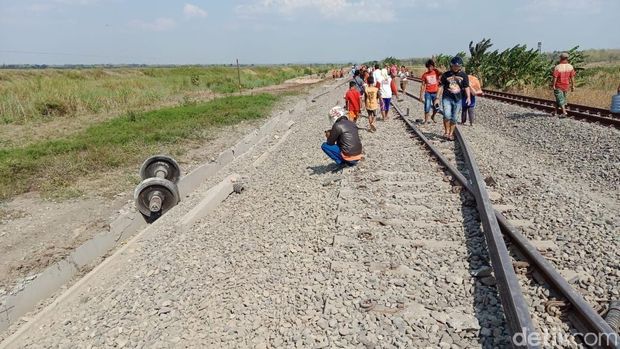 Penampakan KA Barang yang Tergelincir dan Terguling di Grobogan