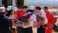 Atas crash tersebut Lorenzo mengalami cedera patah tulang metatarsal kanan dan juga dislokasi jari. (REUTERS/Heino Kalis)