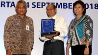 Direktur Departemen Pengelolaan Moneter Bank Indonesia Pribadi Santoso (tengah) menerima cinderamata dari Direktur Bisnis Tresuri dan Internasional PT Bank Negara Indonesia (Persero), Rico Rizal Budidarmo (kiri) dan SEVP Treasury and Global Services BRI Listiarini Dewajanti (kanan) usai acara. Ketentuan yang diatur melalui Peraturan Anggota Dewan Gubernur (PADG) No.20/18/PADG/2018 itu menurunkan batas pengajuan minimum transaksi FX Swap Lindung Nilai dari USD 10 juta menjadi USD 2 juta. Aturan ini merupakan upaya BI dalam memberikan relaksasi bagi nasabah eksportir.