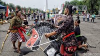Dalam aksi demo tersebut, massa juga menampilkan tari Jaran Kepang diiringi alat musik daerah.