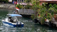 Beberapa warga juga menggunakan speed boat kecil untuk menyebrang.