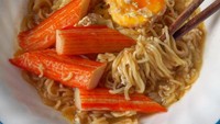 Tambahan telor goreng dan surimi atau crab stick bikin mie instan ini makin kaya protein. Cocok buat awali hari.  Foto; Instagram @story_of_hungry_girl