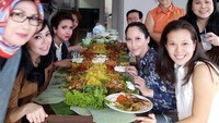 Ngeliwet bareng-bareng memang seru! Begini potret kebersamaan Meriam dan teman-temannya saat melahap nasi plus aneka lauk ala Sunda. Foto: Instagram bellinamer