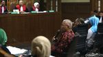 Gaya Zumi Zola Dengarkan Keterangan Saksi di Pengadilan Tipikor