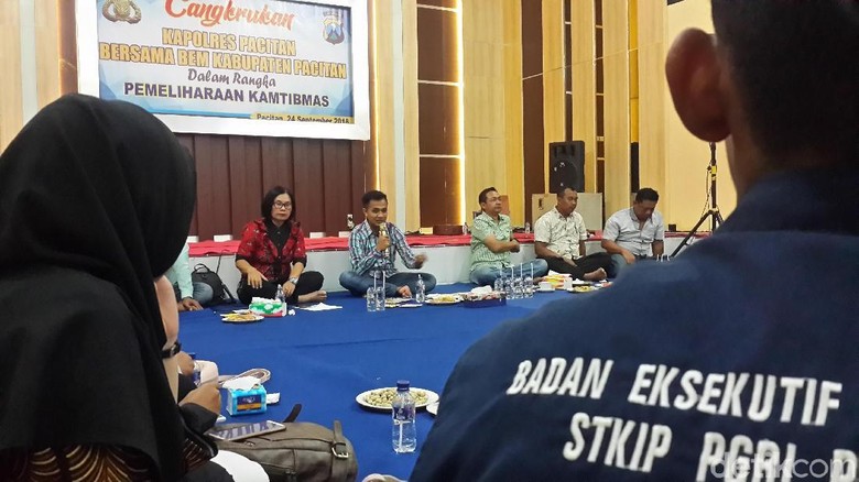 Mahasiswa Diajak Cangkruan untuk Ciptakan Suasana Sejuk Pacitan Mahasiswa Diajak Cangkruan untuk Ciptakan Suasana Sejuk Pacitan