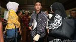 Gaya Zumi Zola Dengarkan Keterangan Saksi di Pengadilan Tipikor