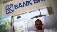 Lokasi ATM BRI ini tak sulit dicari para pelintas. Bagi yang melintas dari arah Timur atau dari PNG, ATM yang menyatu dengan money changer tersebut akan langsung tampak begitu keluar dari PLBN yang baru beberapa bulan lalu dibangun pemerintah. 