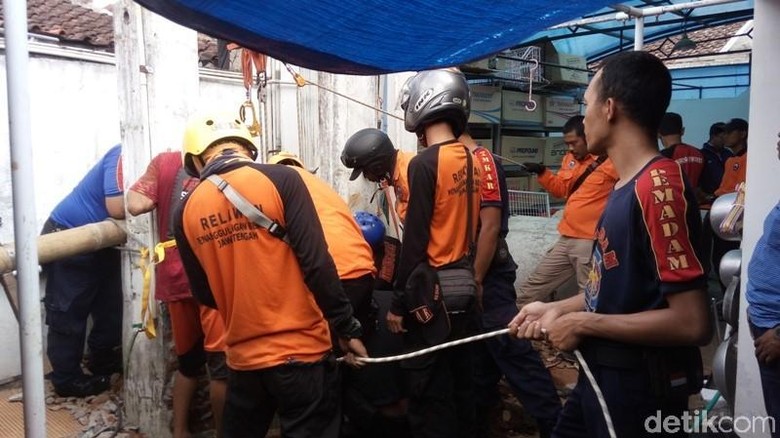 Seorang Pekerja Tewas Saat Kuras Sumur di Ambarawa Seorang Pekerja Tewas Saat Kuras Sumur di Ambarawa