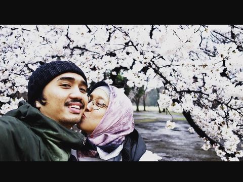 Jarang Tampil, Ini Gaya Istri Duta Sheila on 7 yang Berhijab