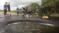 Lubang dari sungai ini memiliki ukuran dan kedalaman yang berbeda-beda. Dasar batu berwarna merah dan sangat licin. Karena licin banyak wisatawan yang menjadikannya sebagai papan seluncur. (Traveloka)
