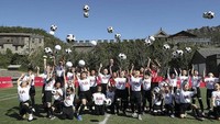 Mantan pemain timnas Inggris ini juga bermain bola bersama anak-anak (davidbeckham/Instagram)