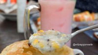 Main ke Solo, @mlipirjajansolo merekomendasikan zuppa soup di food court Goro Assalaam. Zuppa Soup yang Ori, rasanya creamy+gurih. Pastrynya ini enak bgt, tulisnya. Apalagi ada pipilan jagung yang manis renyah! Foto: Instagram