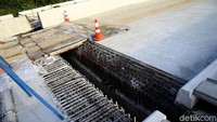Hanya ada beberapa bagian dasar pengecoran jembatan yang masih perlu dirapikan.