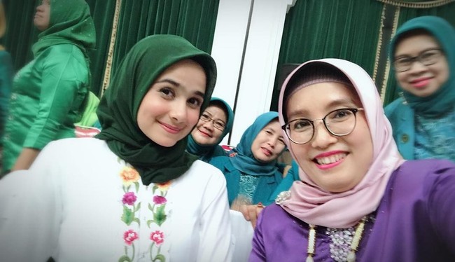 Untuk hijabnya, Sonya memilih hijab segi empat polos berbahan ringan. Ia tidak memilih hijab bertekstur ‘shiny’ seperti satin dan organza. Ini menandakan ia mengutamakan kenyamanan. Foto: Instagram
