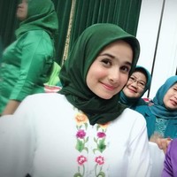 Untuk hijabnya, Sonya memilih hijab segi empat polos berbahan ringan. Ia tidak memilih hijab bertekstur ‘shiny’ seperti satin dan organza. Ini menandakan ia mengutamakan kenyamanan. Foto: Instagram