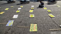 Poster-poster itu pun diletakkan di pinggir jalan.